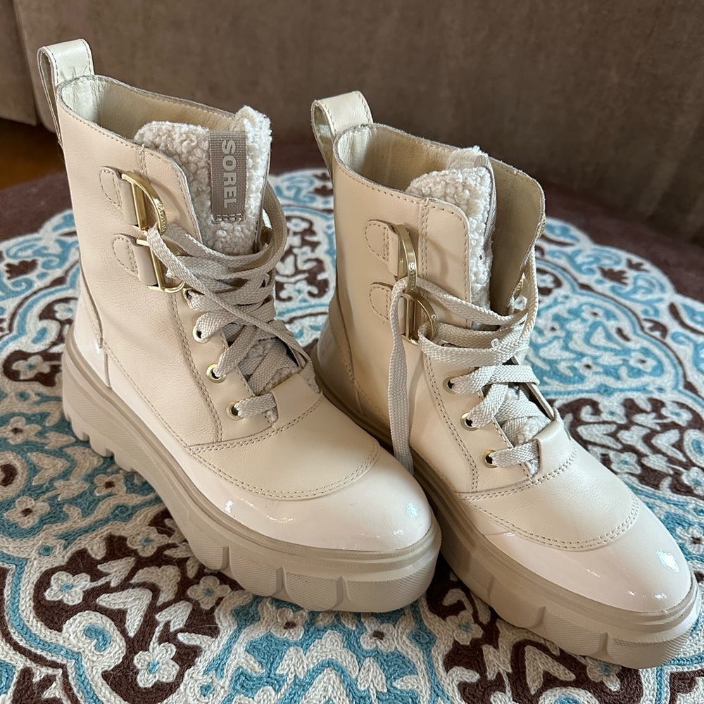 Caribou SOREL ivory waterproof snow boots chunky heel size 6.5